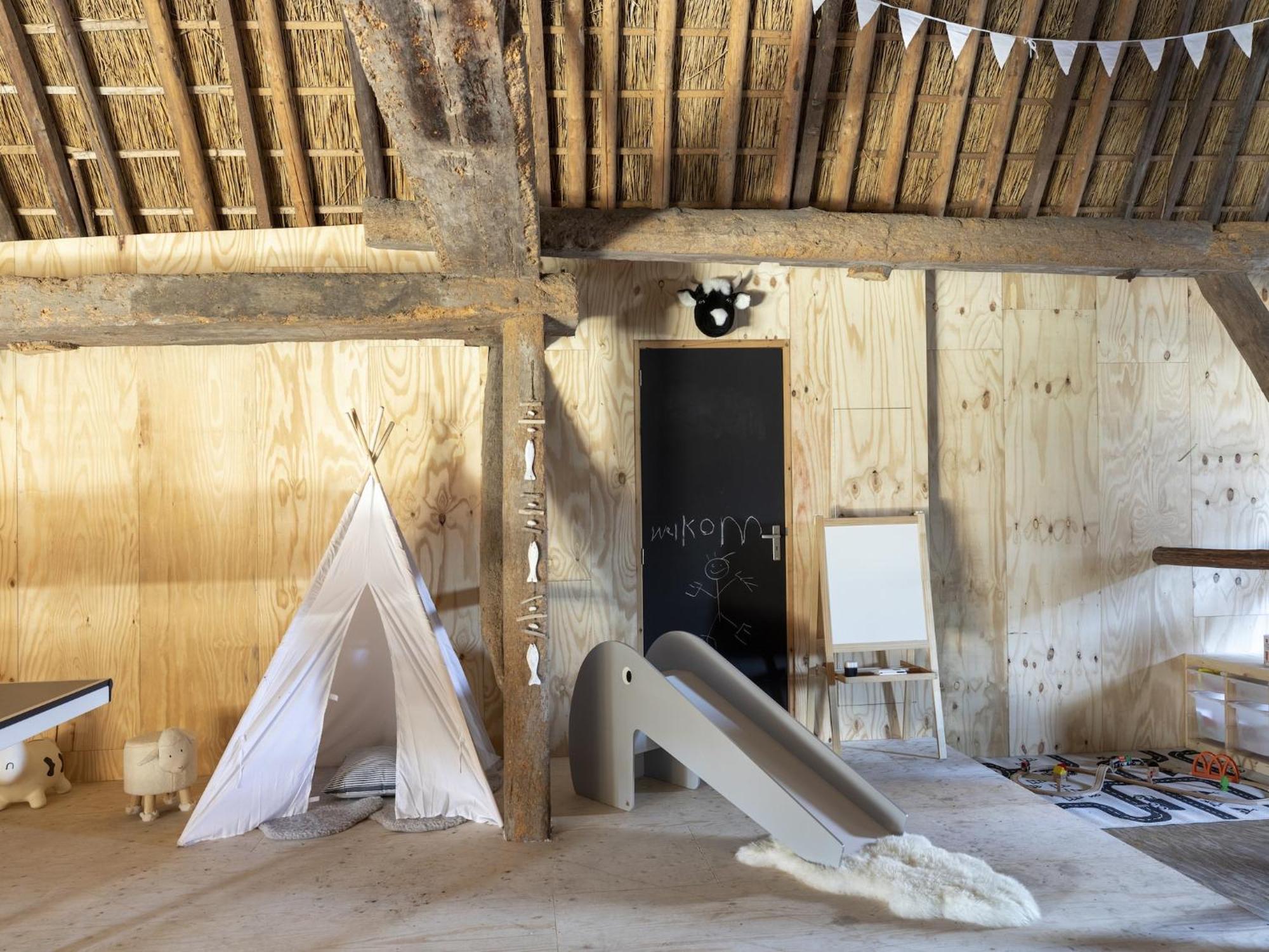 Luxuriously Restored Farmhouse With Trendy Interior Close To Sea And Forest 흐룻 외부 사진